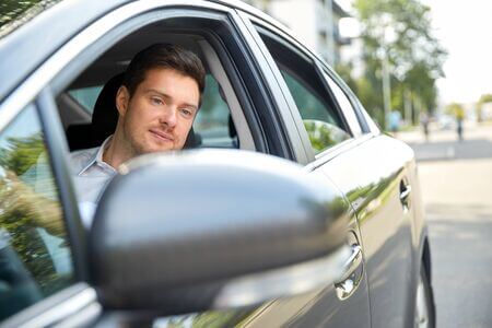 homme au volant