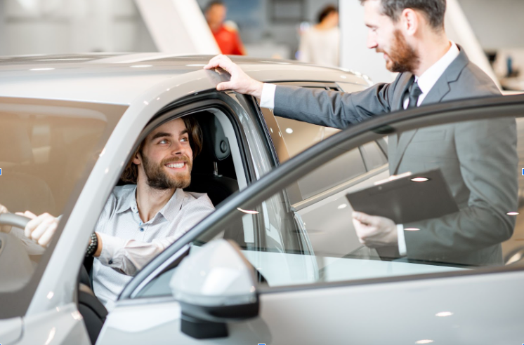 client qui assure son leasing auprès d'un conseiller 